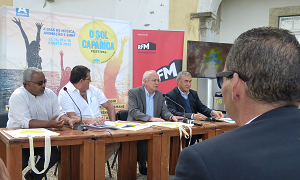 A conferência de imprensa sob o olhar atento de José Ricardo Martins, Presidente da Junta da Costa da Caparica.