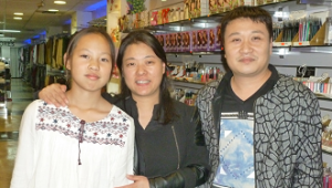 Ye Zhang Miao com a filha e um primo